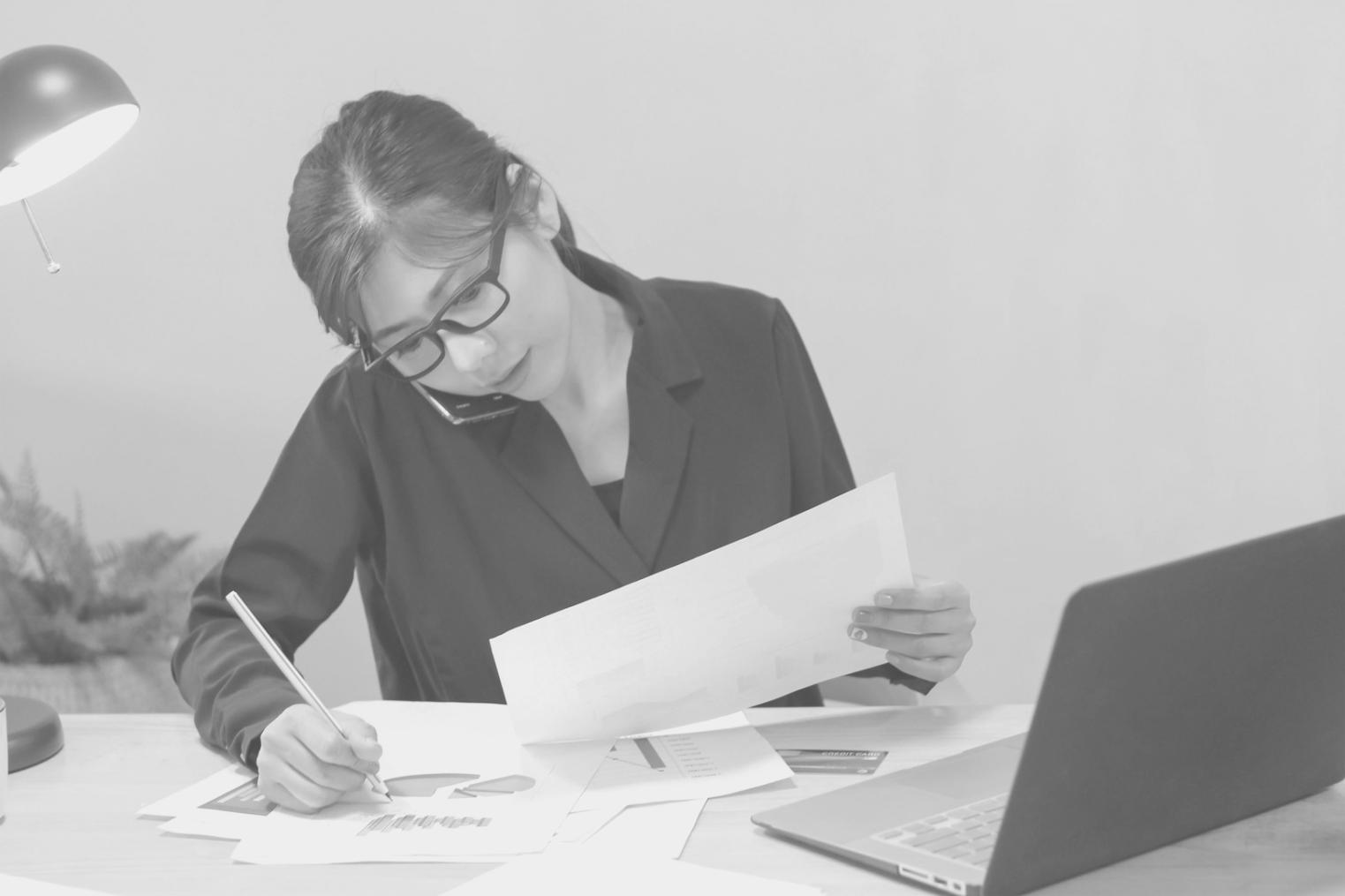 Configuración técnica de estación de trabajo para análisis financiero con múltiples pantallas y documentación