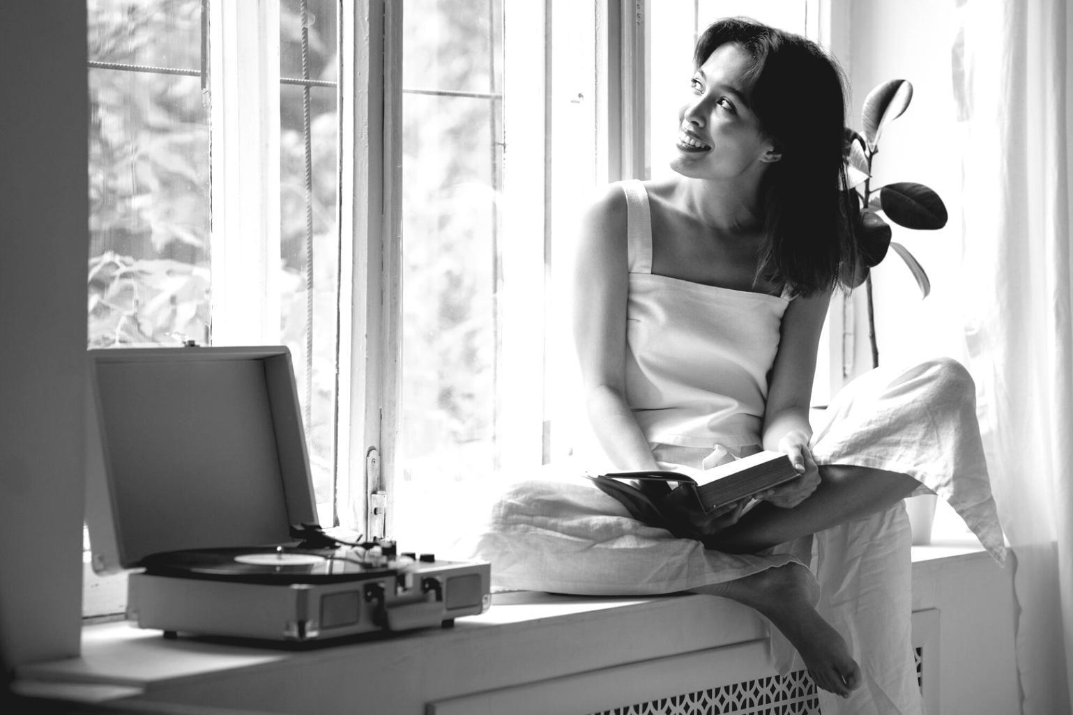 Profesional analizando documentos financieros en entorno empresarial