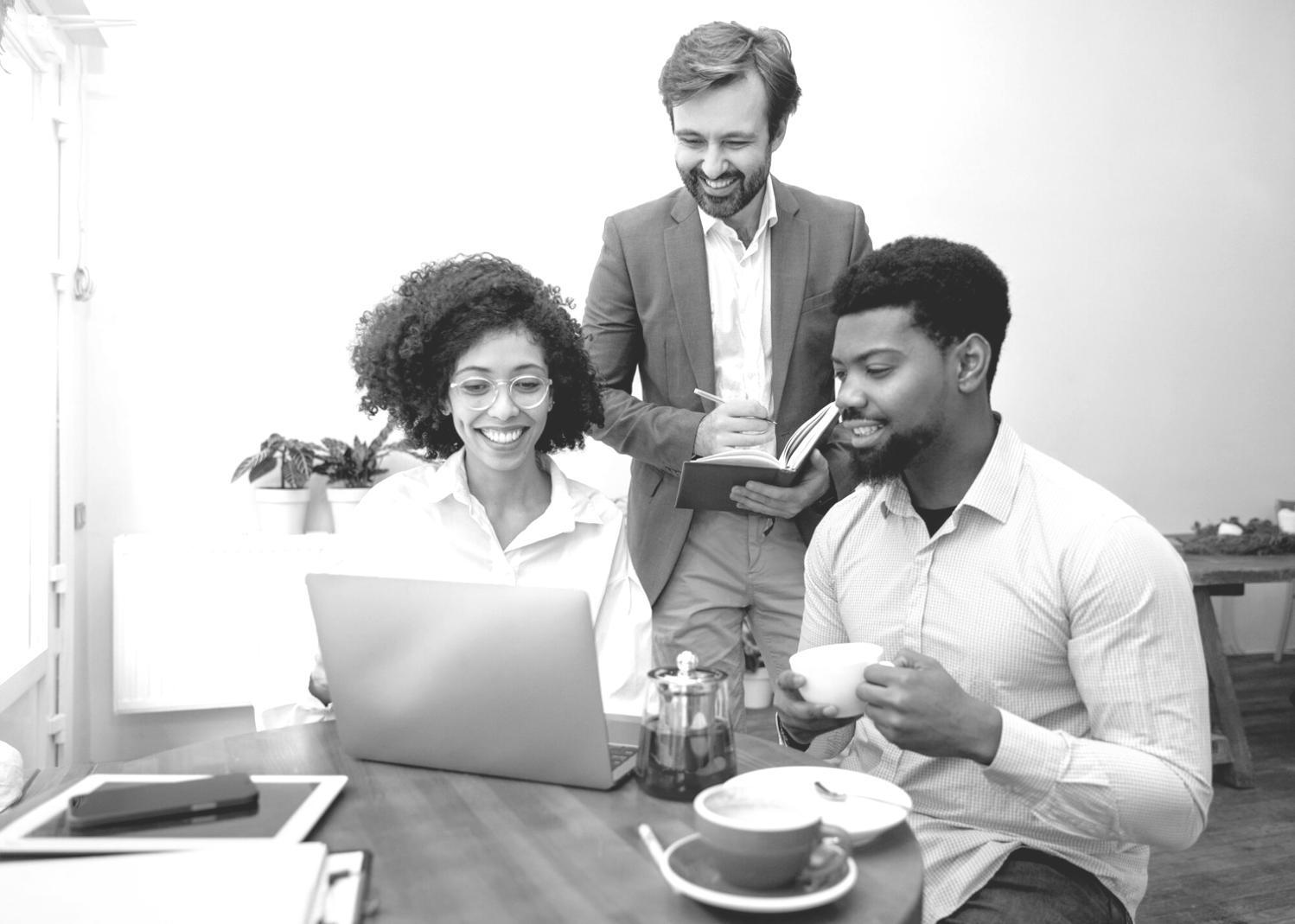 Proceso de análisis financiero de brisarilox con documentos y gráficos