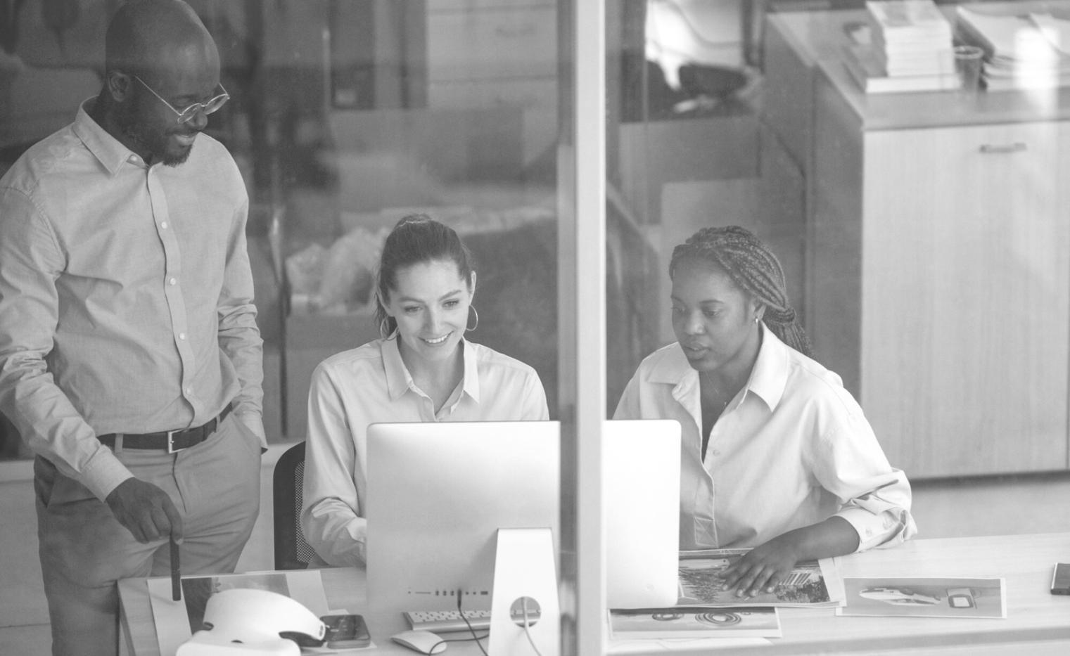 Documentación financiera y gráficos de análisis empresarial