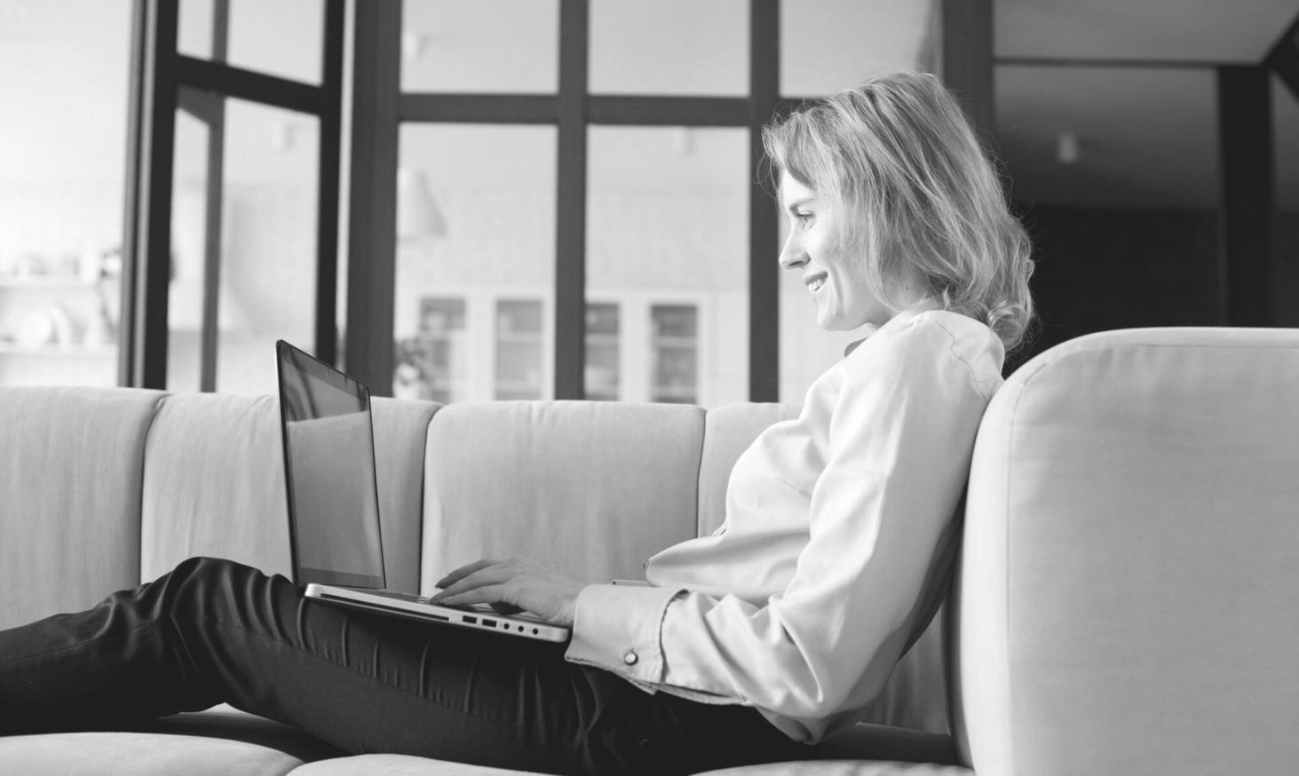 Equipo de brisarilox trabajando en análisis financiero en oficina de Bilbao