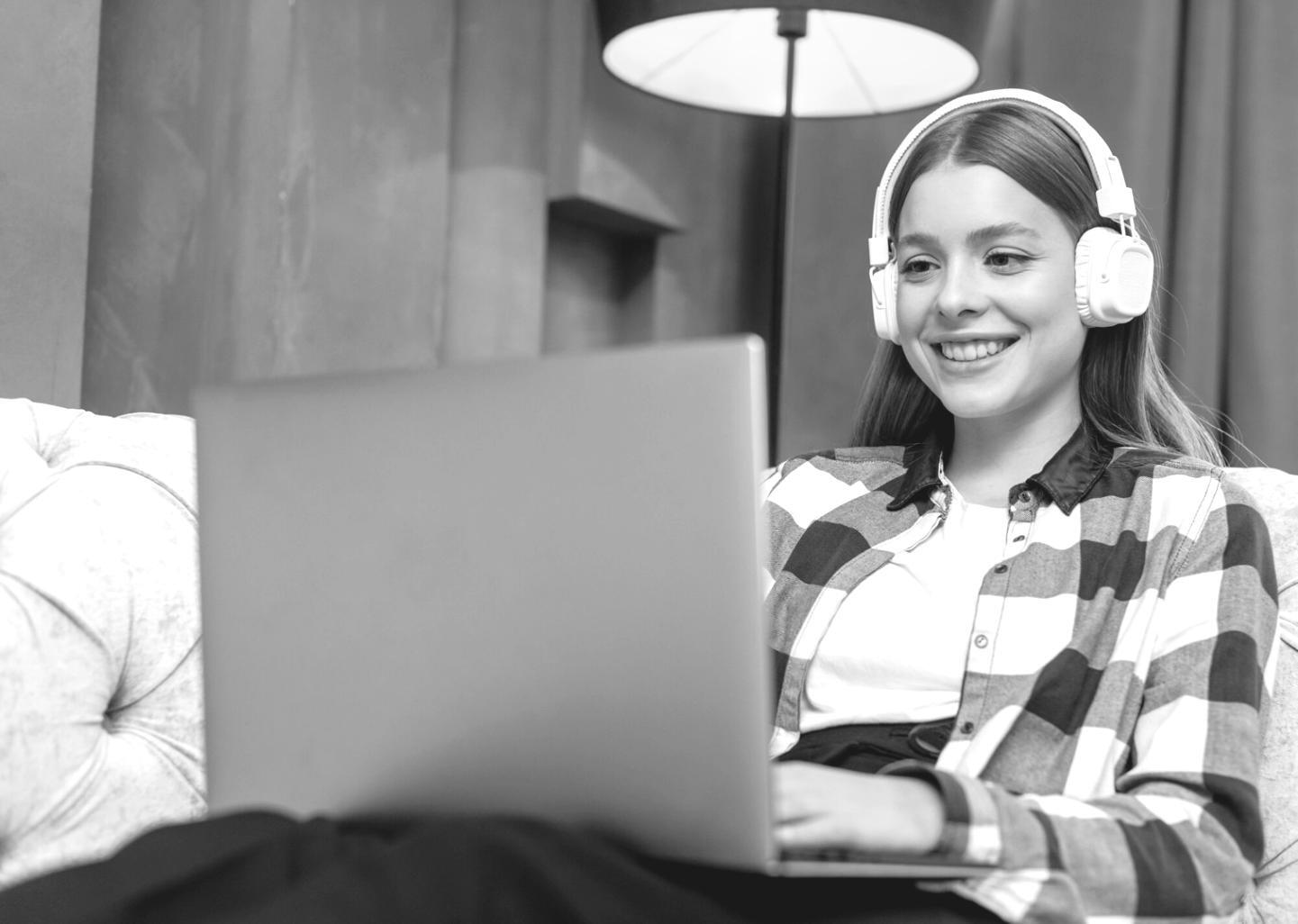 Espacio de oficina moderno con conectividad y equipamiento técnico para trabajo colaborativo