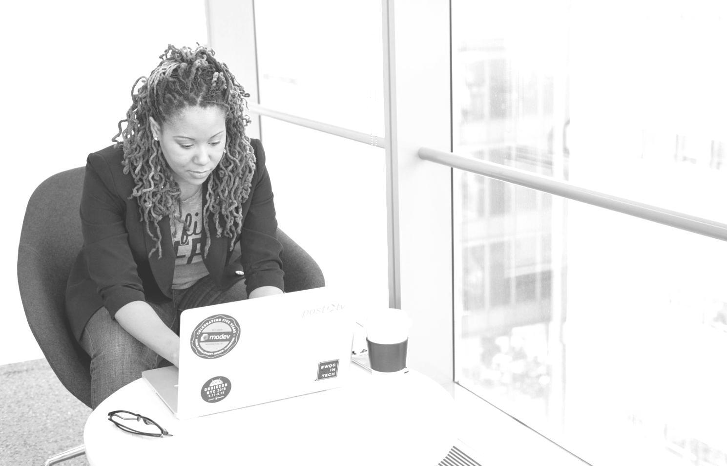 Reunión de análisis financiero con informes detallados